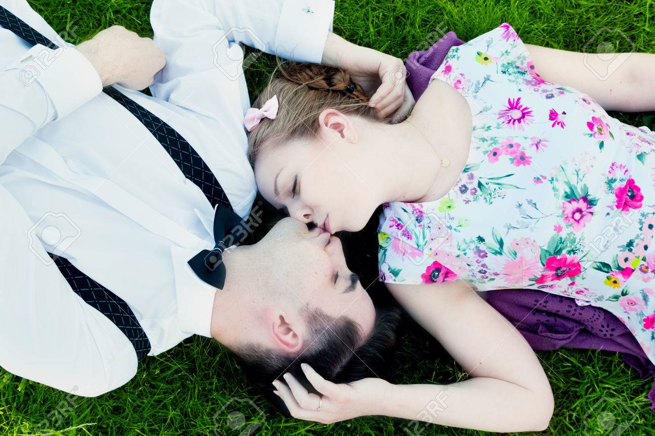 愛夏の草の上に横たわっている間キスで幸せなカップル 上からの眺め の写真素材 画像素材 Image 愛夏の草の上に横たわっている間キスで幸せなカップル 上からの眺め の写真素材 画像素材 Image