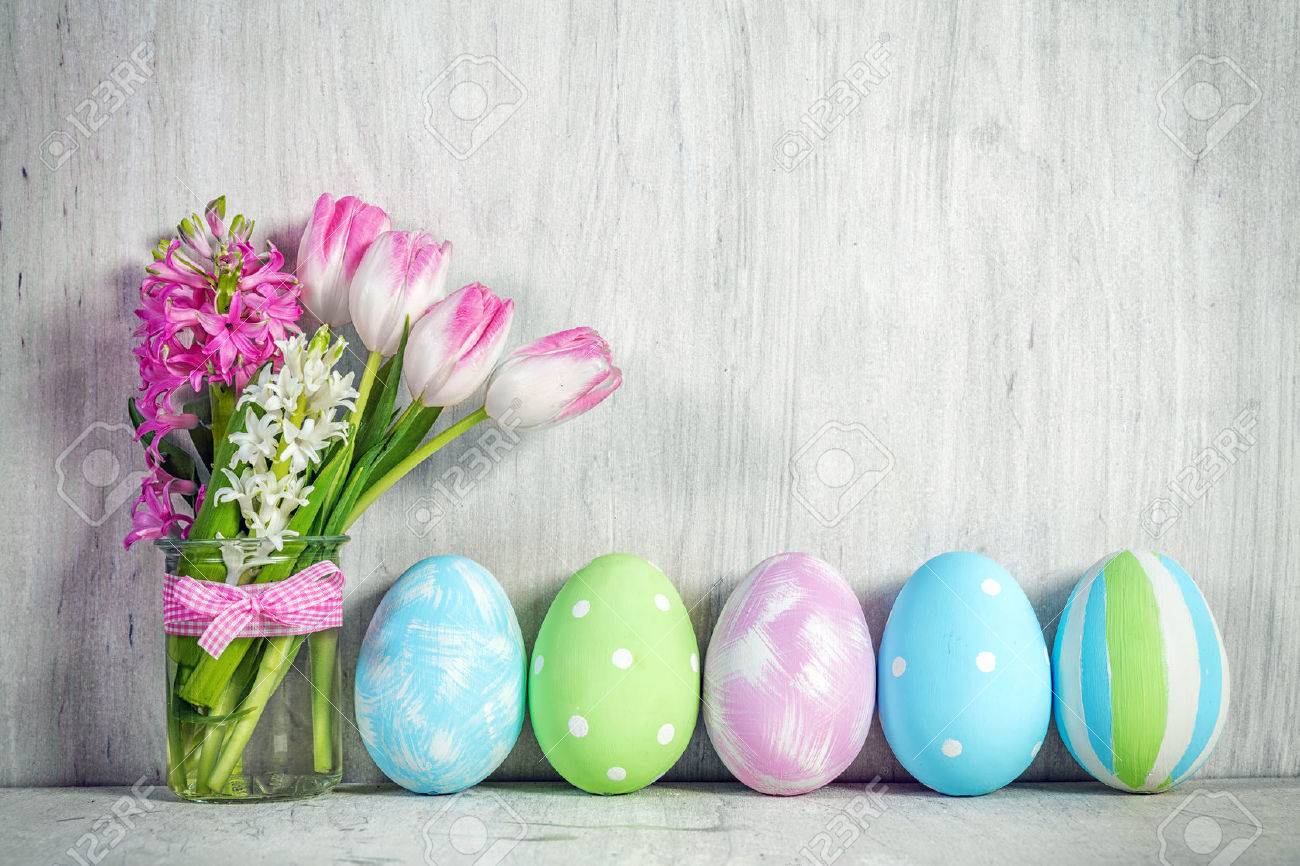 イースターエッグと木製のテーブルにチューリップの春の花束 春の装飾 の写真素材 画像素材 Image