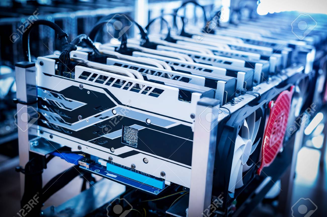 Dispositivos De Minería Bitcoin De Pie En Una Fila. Negocio De  Criptomonedas. Fotos, retratos, imágenes y fotografía de archivo libres de  derecho. Image 91747663