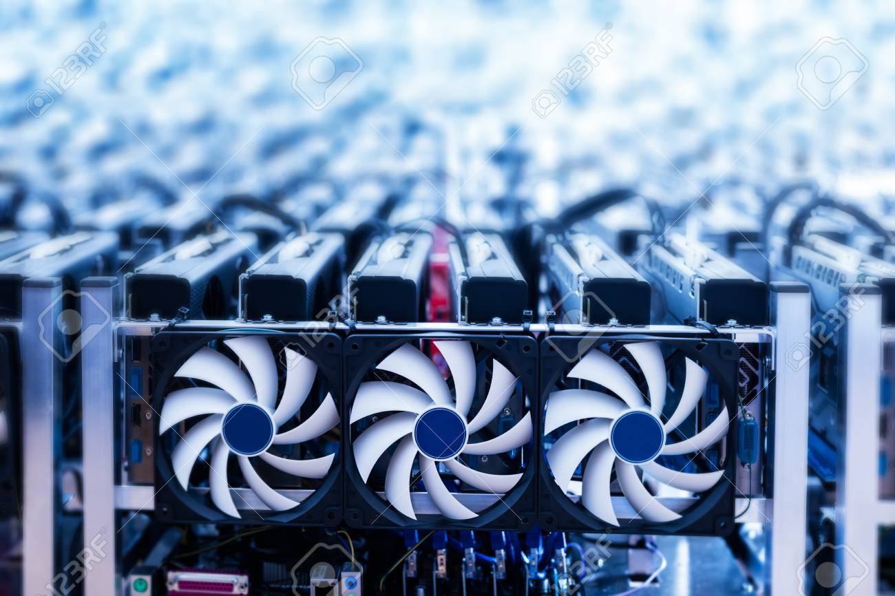 Bitcoin Minero. Máquinas De Minería De Criptomonedas. Dispositivo De TI Con  Ventiladores De Refrigeración. Tecnología. Fotos, retratos, imágenes y  fotografía de archivo libres de derecho. Image 91816733