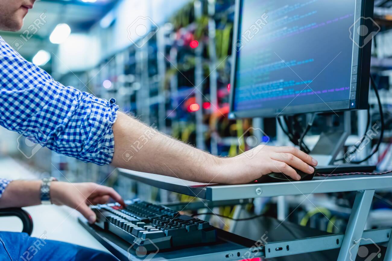 Especialista Em TI Que Trabalha Na Fazenda De Mineração De Bitcoin E  Criptomoeda. Big Data Center. Computadores De Servidor De Alta Tecnologia  No Trabalho Foto Royalty Free, Gravuras, Imagens e Banco de