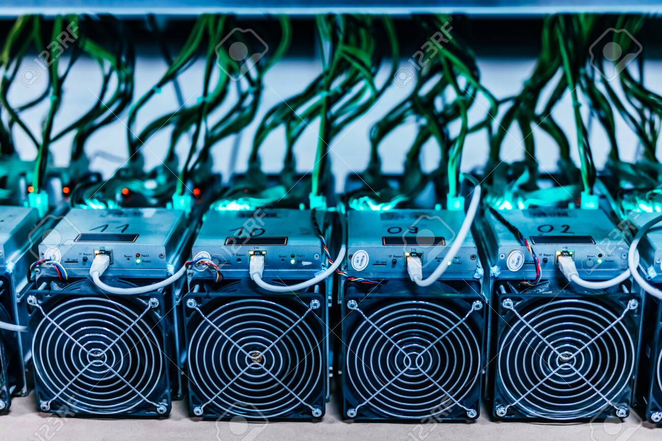 직장의 빅 데이터 센터 첨단 기술 서버에 있는 비트코인 및 암호화폐 채굴 컴퓨터 기계 로열티 무료 사진, 그림, 이미지 그리고  스톡포토그래피. Image 144130287