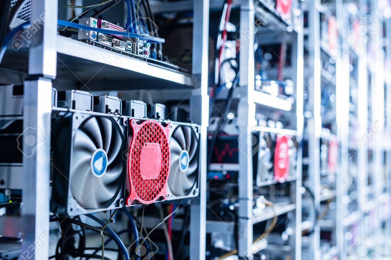 Granja Minera Bitcoin Y Crypto. Gran Centro De Datos. Computadoras De  Servidor De Alta Tecnología En El Trabajo Fotos, retratos, imágenes y  fotografía de archivo libres de derecho. Image 144121718