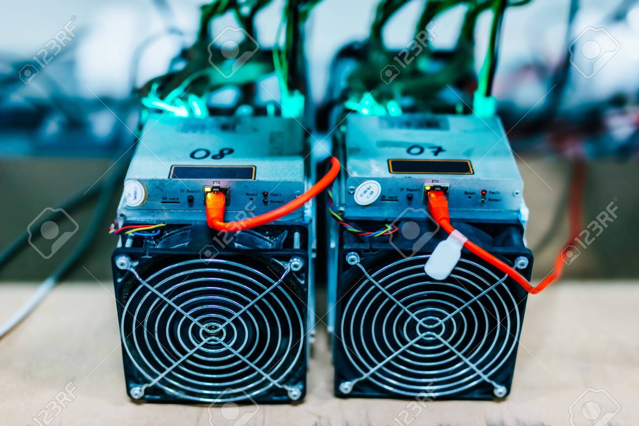Máquinas Informáticas De Minería De Bitcoin Y Criptomonedas En Un Gran  Centro De Datos. Servidores De Alta Tecnología En El Trabajo Fotos,  retratos, imágenes y fotografía de archivo libres de derecho. Image
