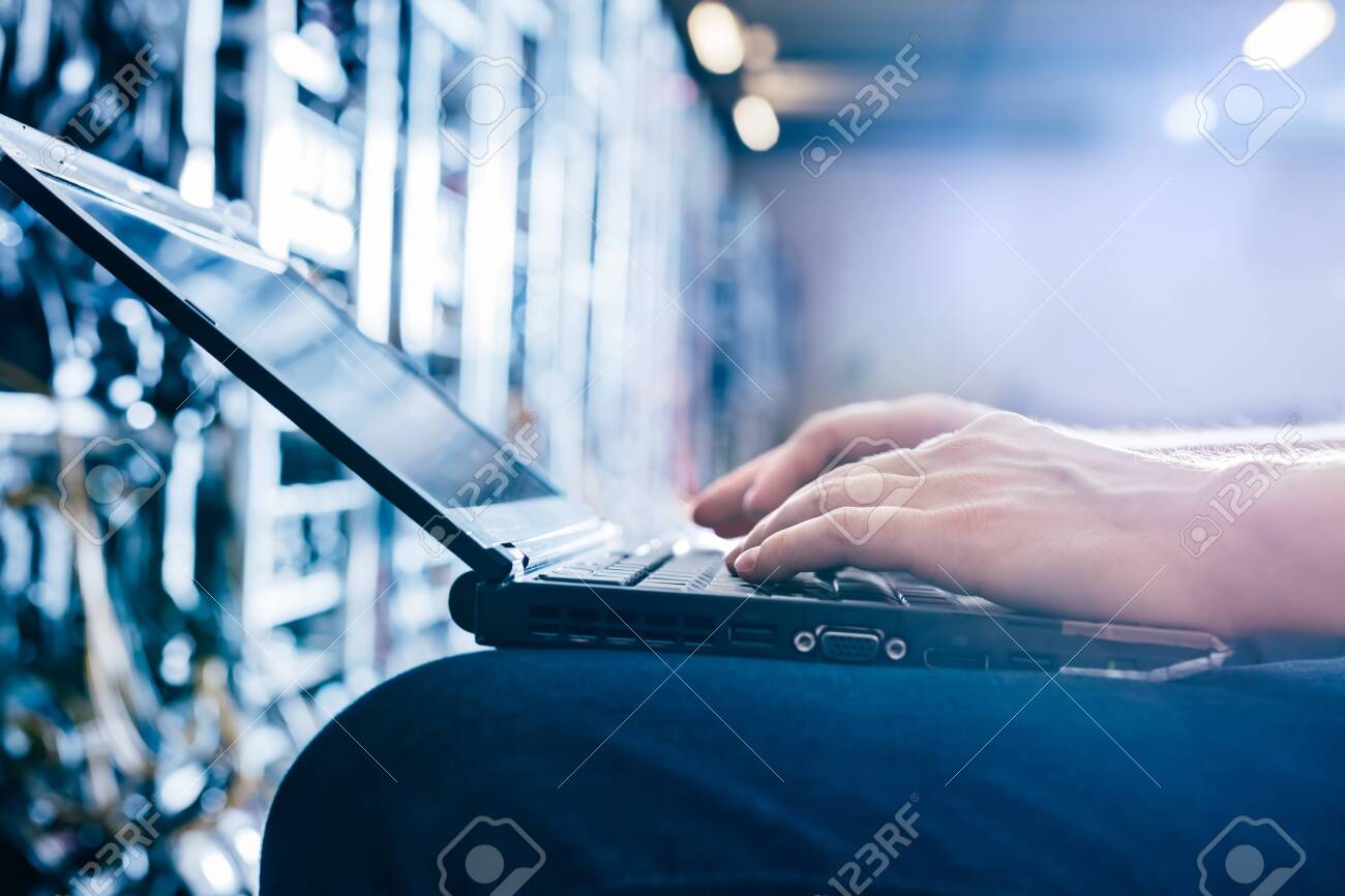 비트코인 및 암호화폐 채굴 농장에서 컴퓨터 작업을 하는 IT 전문가. 빅 데이터 센터. 직장에서 하이테크 서버 컴퓨터 로열티 무료  사진, 그림, 이미지 그리고 스톡포토그래피. Image 144121762