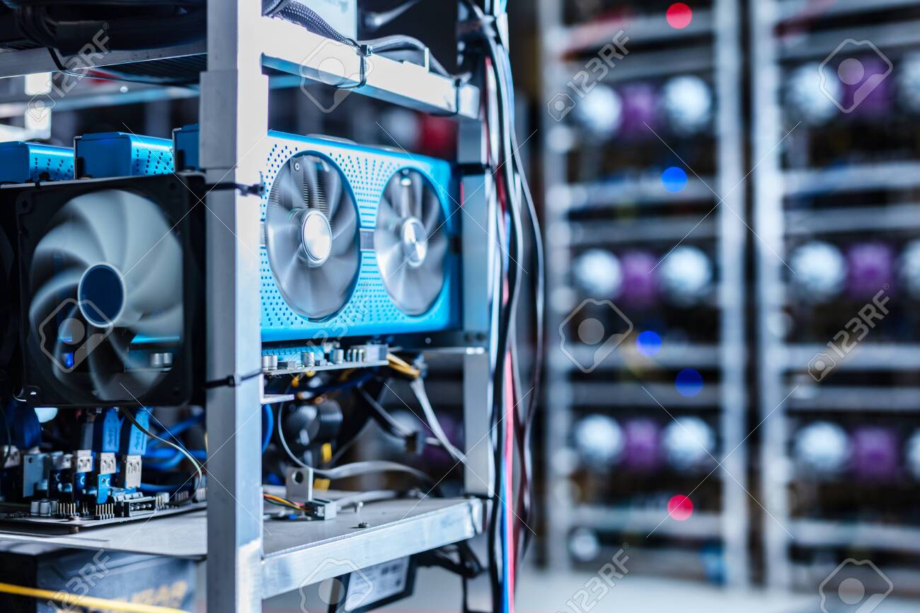비트코인 및 암호화폐 채굴장. 빅 데이터 센터. 직장에서 하이테크 서버 컴퓨터 로열티 무료 사진, 그림, 이미지 그리고 스톡포토그래피.  Image 144121763