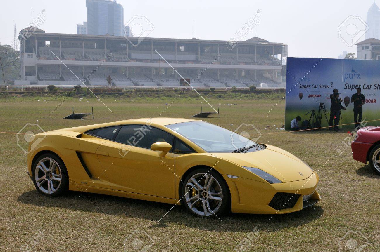 黄色のランボルギーニ ガヤルド の写真素材 画像素材 Image