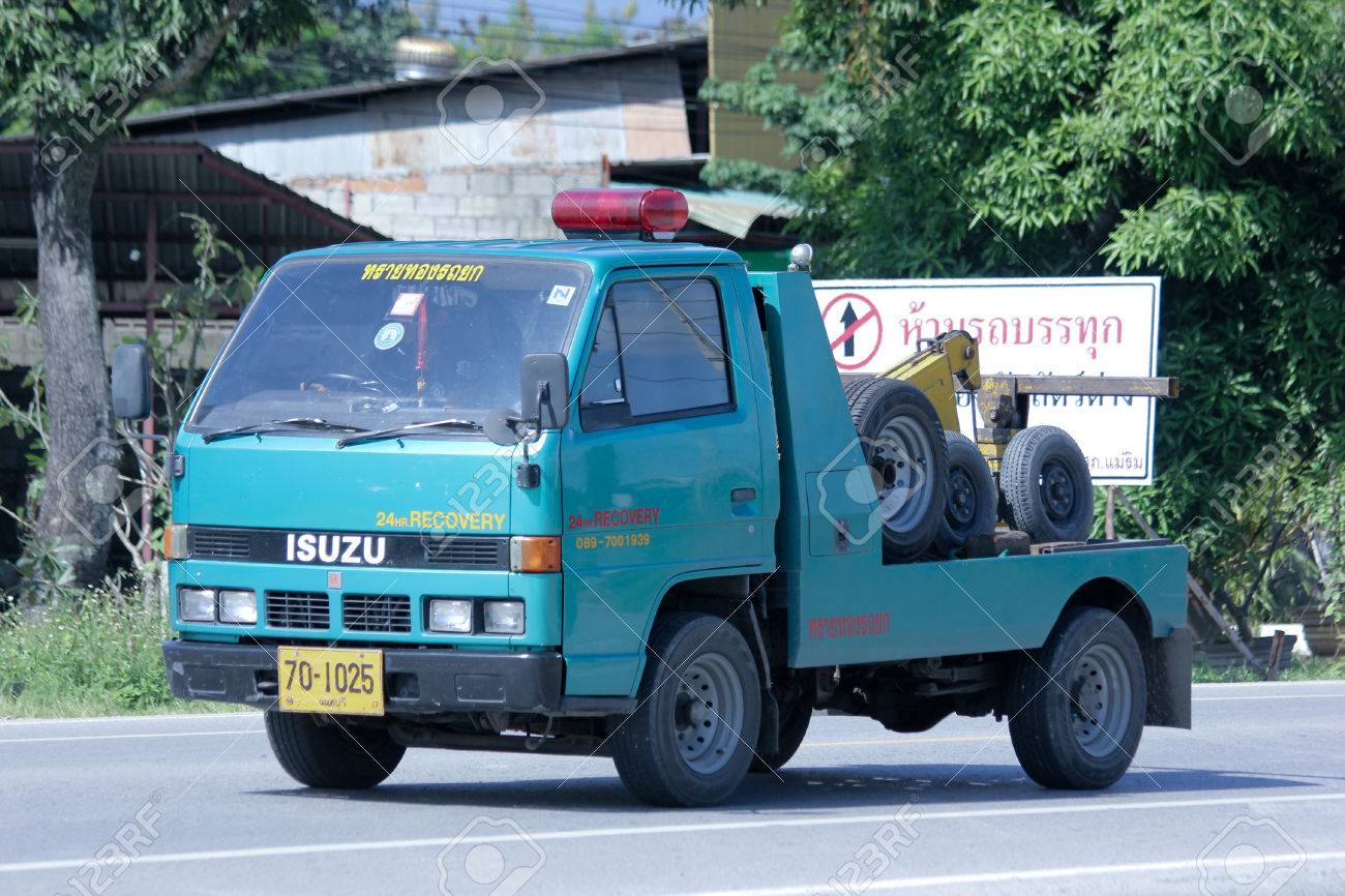 チェンマイ タイ 14 年 10 月 25 日 Saythong 緊急車のレッカー移動します 道路の写真 121 チェンマイのダウンタウンから約 8 キロメートル タイ の写真素材 画像素材 Image