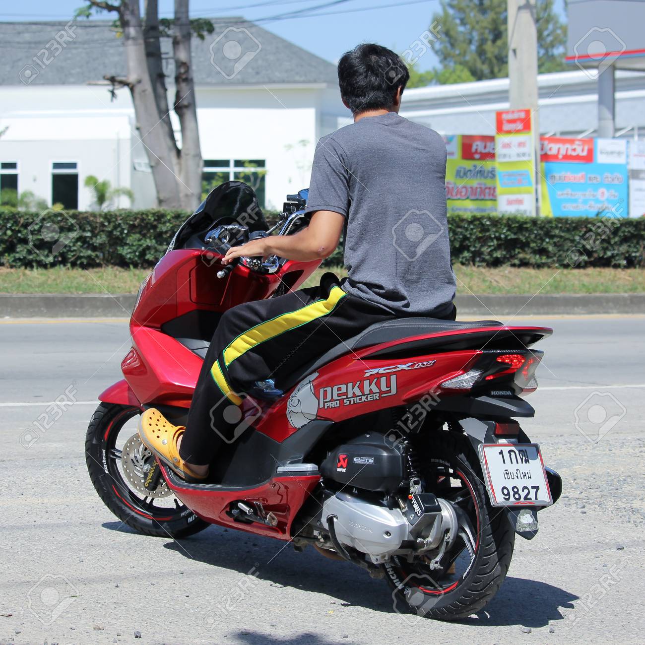 チェンマイ タイ 15 年 10 月 15 日 プライベート ホンダのバイク Pcx 150 道路 No 121 チェンマイ タイのダウンタウンから約 8 Km での写真 の写真素材 画像素材 Image