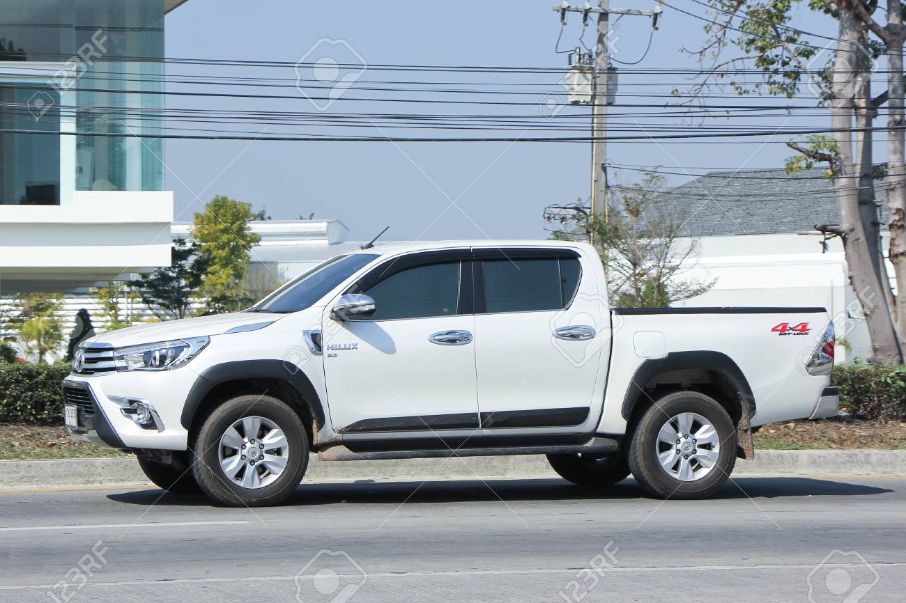 チェンマイ タイ 16 年 2 月 4 日 プライベート ピックアップ車 トヨタ ハイラックス チェンマイ市内から 8 Km 形 1001 号の車の道に の写真素材 画像素材 Image