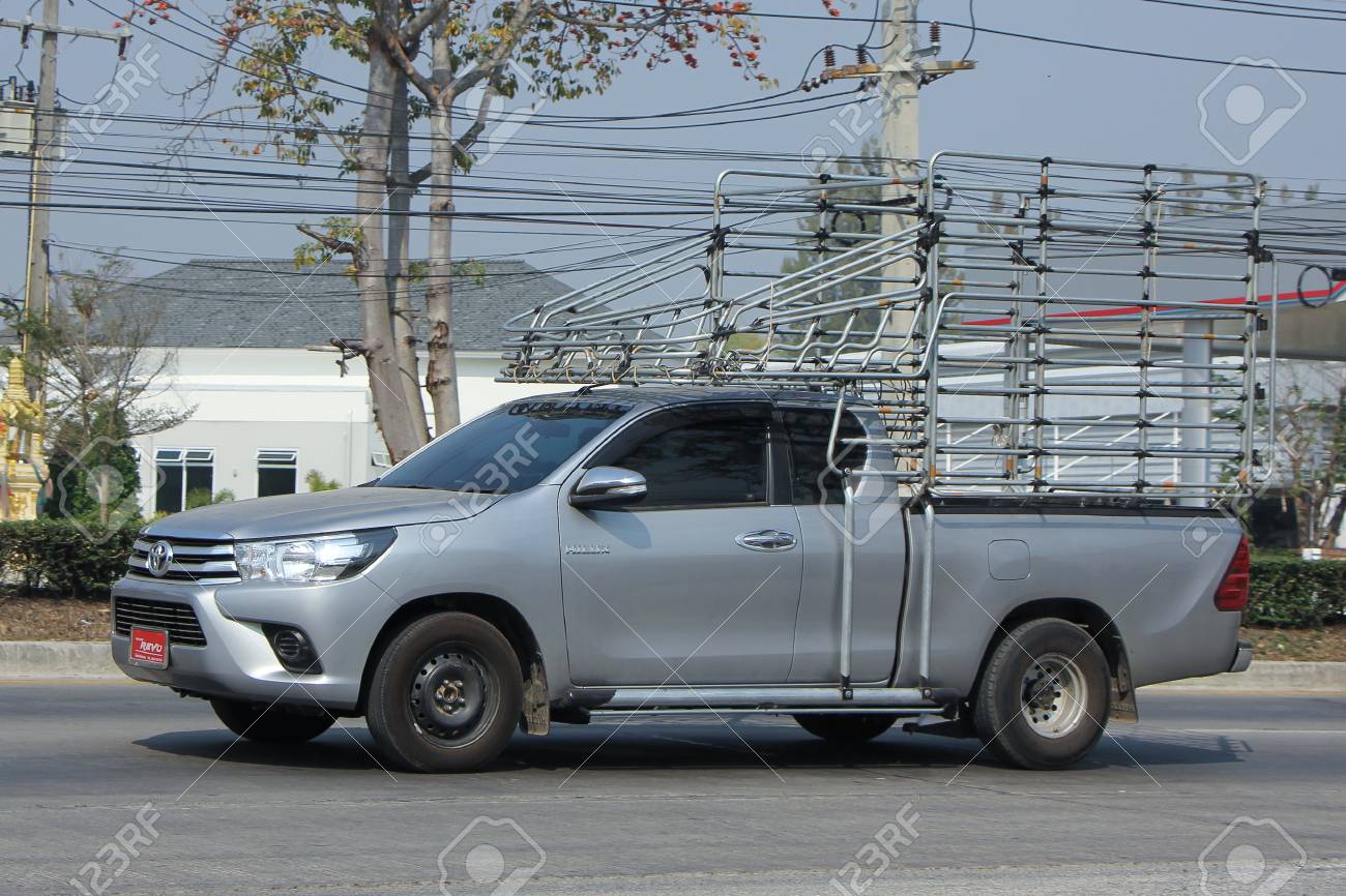チェンマイ タイ 16 年 2 月 16 日 プライベート ピックアップ車 トヨタ ハイラックス チェンマイ市内から 8 Km 形 1001 号の車の道に の写真素材 画像素材 Image