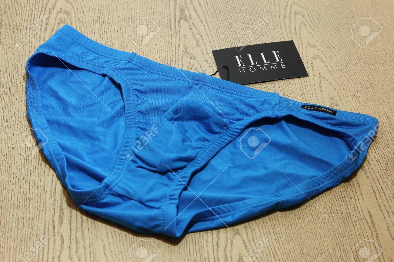 チェンマイ タイ 16 年 3 月 25 日 Elle Homme 青いビキニ Tactel 生地から下着の製品のショットは スパンデックスをミックスします タイでエル オム I C C 国際公開会社で販売 の写真素材 画像素材 Image