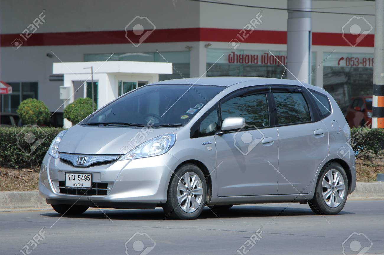 チェンマイ タイ 16 年 2 月 27 日 ホンダジャズのハイブリッド専用車 5 ドア ハッチバック自動車ホンダ日本のメーカーから 写真の道路形 1001 号車 チェンマイ市内から 8 Km です の写真素材 画像素材 Image