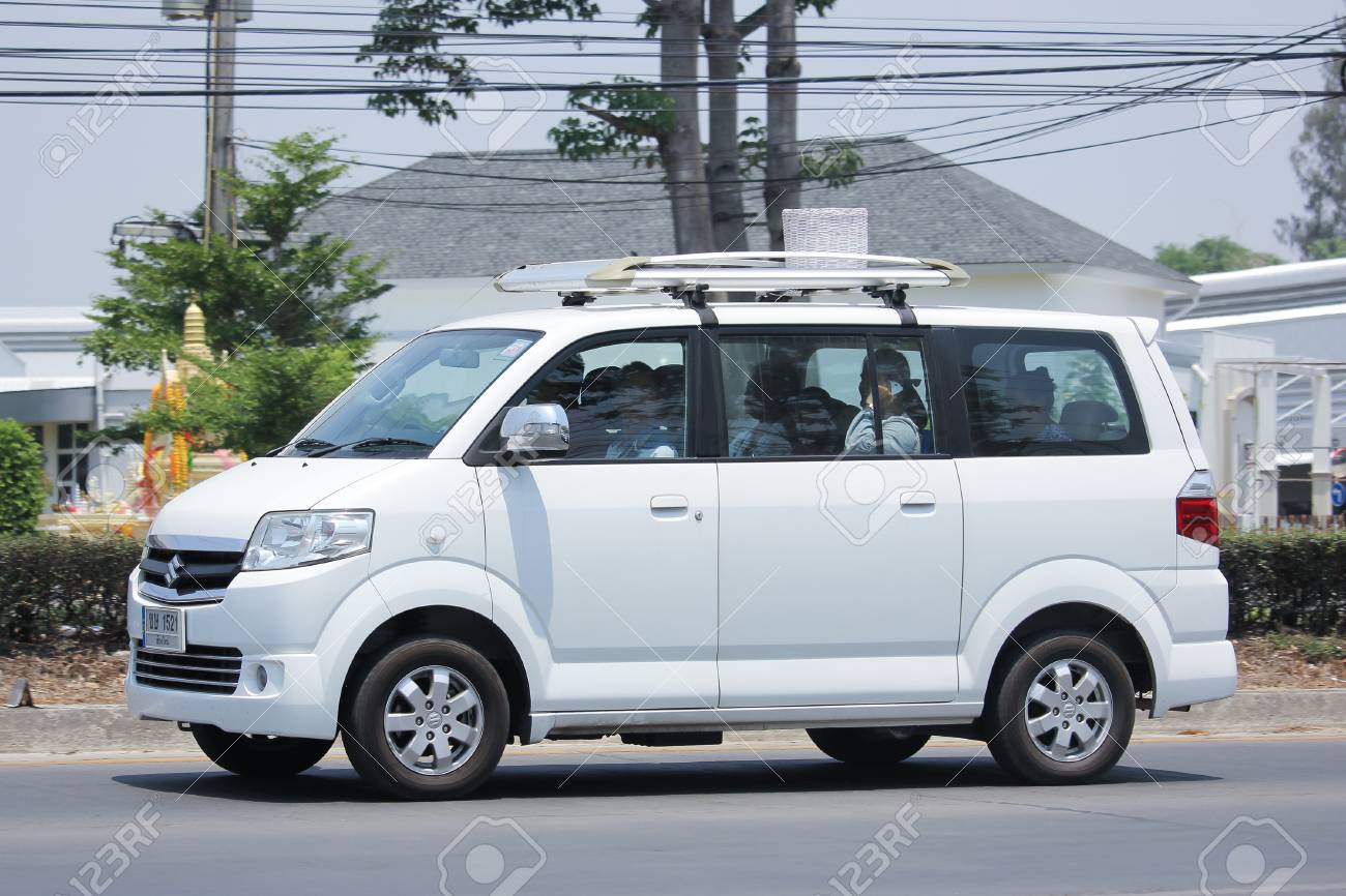 チェンマイ タイ 16 年 5 月 10 日 専用車 スズキ Apv のミニ バン チェンマイ市内から 8 Km 形 1001 号の車の道に の写真素材 画像素材 Image