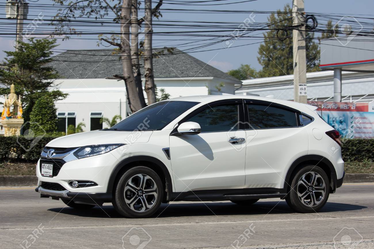 チェンマイ タイ 17 年 1 月 19 日 専用車 ホンダ Hrv シティ Suv 車 チェンマイ市内から 8 Km 形 1001 号の車の道に の写真素材 画像素材 Image