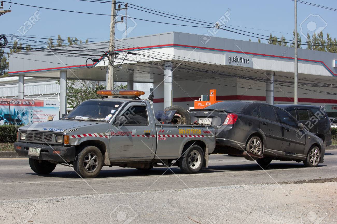 チェンマイ タイ 17 年 1 月 24 日 南 Jaruen 緊急車レッカー移動します 道路の写真 121 チェンマイのダウンタウンから約 8 キロメートル タイ の写真素材 画像素材 Image