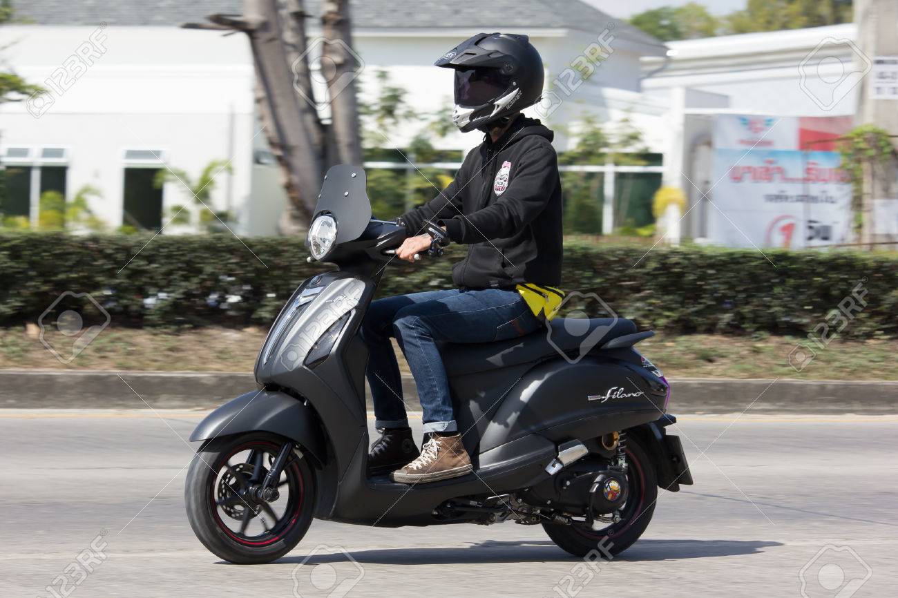 チェンマイ タイ 17 年 1 月 23 日 プライベート自動スクーター ヤマハ Filano バイク 道路形 1001 号車 チェンマイのビジネス エリアから 8 Km に の写真素材 画像素材 Image