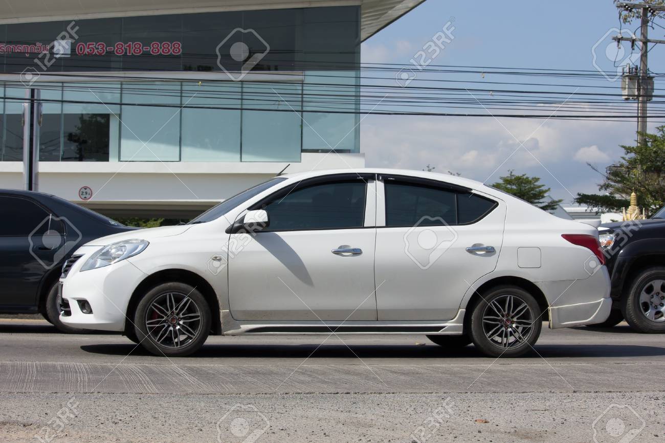 チェンマイ タイ 17 年 1 月 23 日 プライベート エコ車 日産アルメーラ N17 または日産ラティオ 道路の写真 121 チェンマイのダウンタウンから約 8 キロメートル タイ の写真素材 画像素材 Image