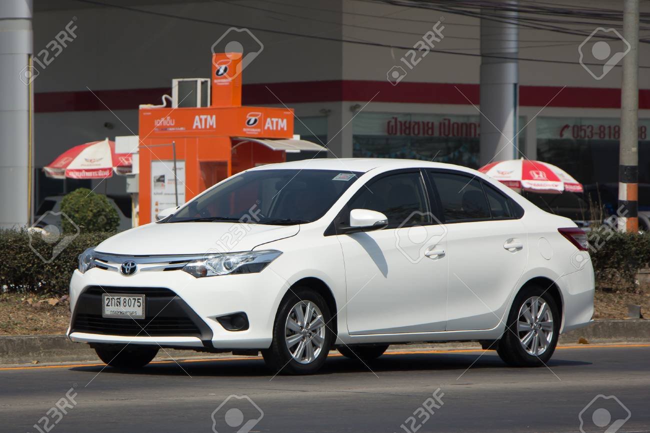 チェンマイ タイ 17 年 2 月 27 日 専用セダン車トヨタ Vios です 道路形 1001 号車チェンマイ ビジネス エリアから 8 Km に の写真素材 画像素材 Image