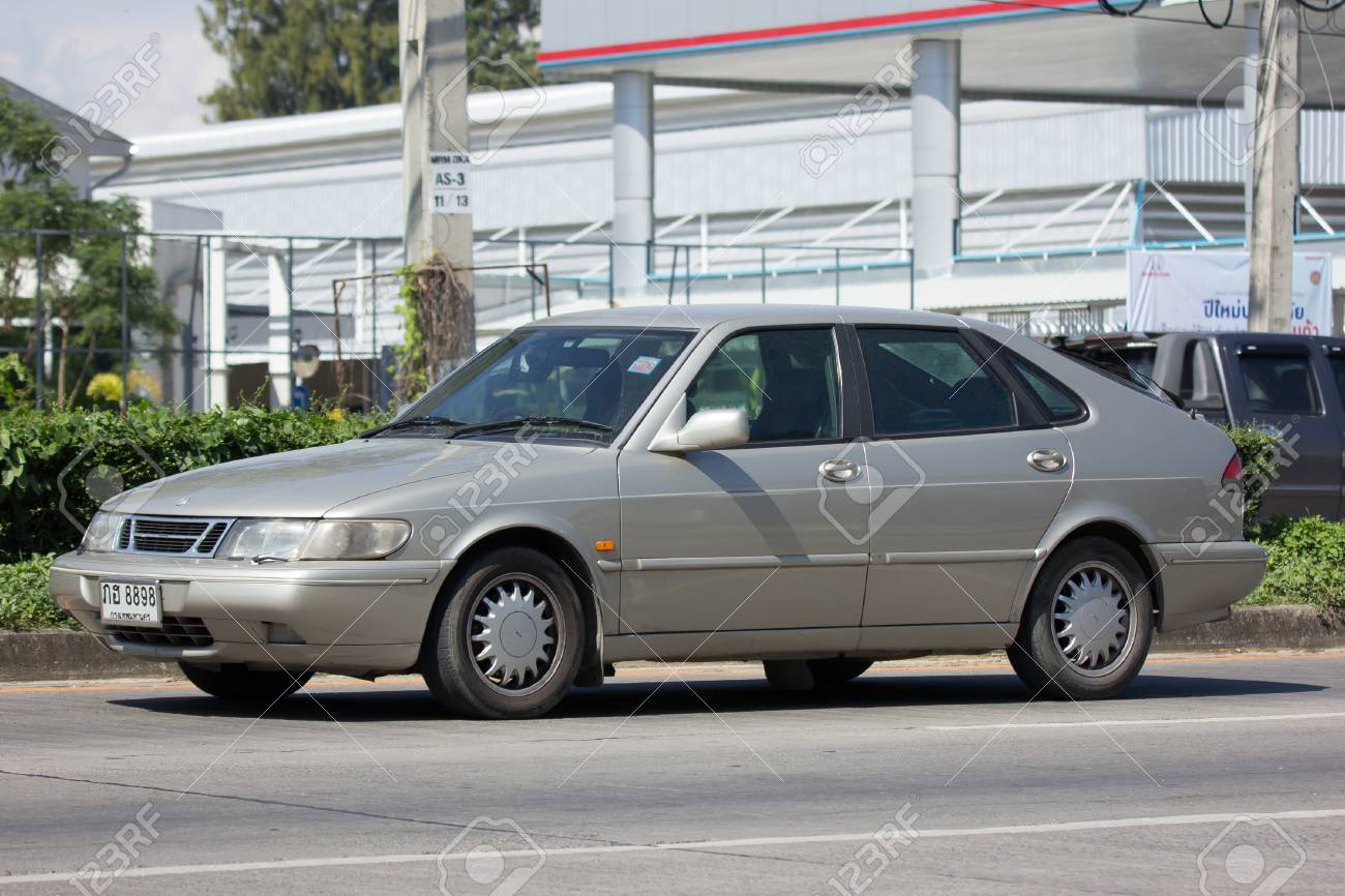 チェンマイ タイ 11月14 17 プライベートオールドカー サーブ900コンパクト高級車 チェンマイ市への1001号線の写真 の写真素材 画像素材 Image