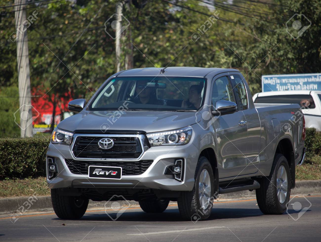 チェンマイ タイ 17 年 12 月 12 日 専用ピックアップ トラック車新しいトヨタ ハイラックス Revo ロッコ チェンマイ市内から 8 Km 形 1001 号の車の道に の写真素材 画像素材 Image