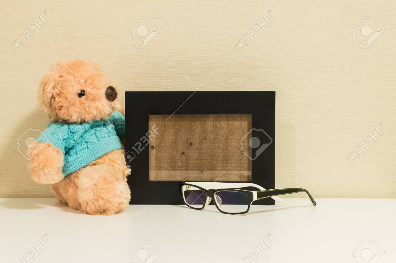 壁の部屋の背景に茶色のクマ人形と一緒に写真のフレーム の写真素材 画像素材 Image