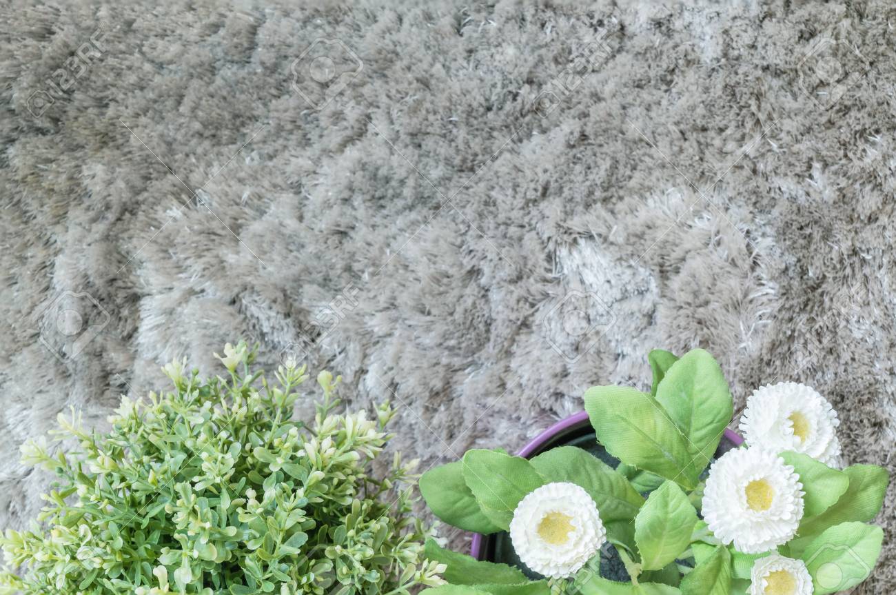 Plante Artificielle Gros Plan Avec La Fleur Blanche En Pot Sur Floue Gris Tapis Fond Texturé En Vue De Dessus