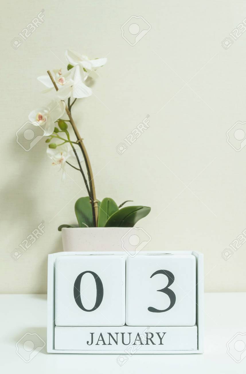 Calendrier En Bois Blanc Agrandi Avec Le Mot Noir De 3 Janvier Avec Fleur D'orchidée Blanche Sur Le Bureau En Bois Blanc Et Papier Peint Couleur Crème En Fond Texturé De La