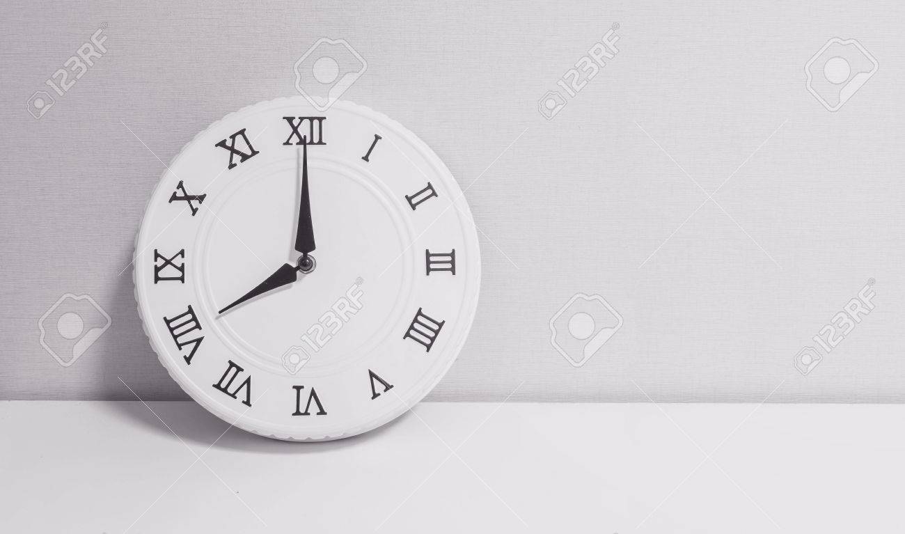 schreibtisch tapete weiss gestreifte closeup weiße uhr für dekorieren in auf weißem holz schreibtisch und tapeten texturierter hintergrund weiße für dekorieren in auf weißem schreibtisch tapete weiss gestreifte closeup weiße uhr für dekorieren in auf weißem holz schreibtisch und tapeten texturierter hintergrund weiße für dekorieren in auf weißem