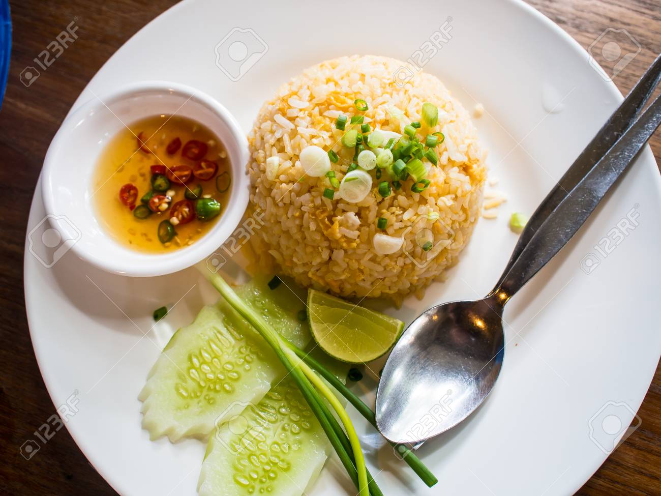 海シャコから作られたグッズは 両方のタイ焼そば麺とニンニク 唐辛子 揚げ蟹ご飯とザリガニします の写真素材 画像素材 Image 海シャコから作られたグッズは 両方のタイ焼そば麺とニンニク 唐辛子 揚げ蟹ご飯とザリガニします の写真素材 画像素材 Image