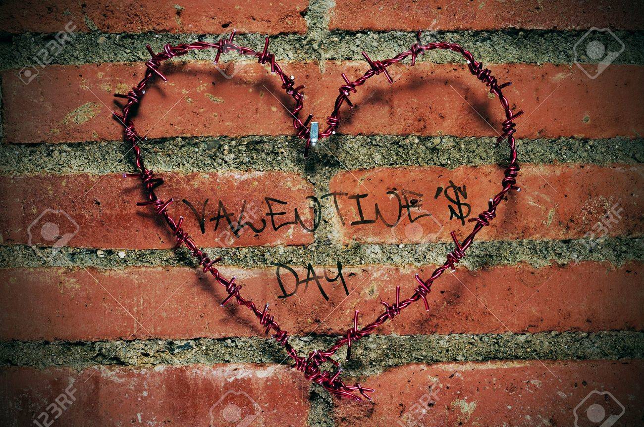 ハート形の有刺鉄線とれんが造りの壁のグラフィティのスタイルで文のバレンタインの日 の写真素材 画像素材 Image
