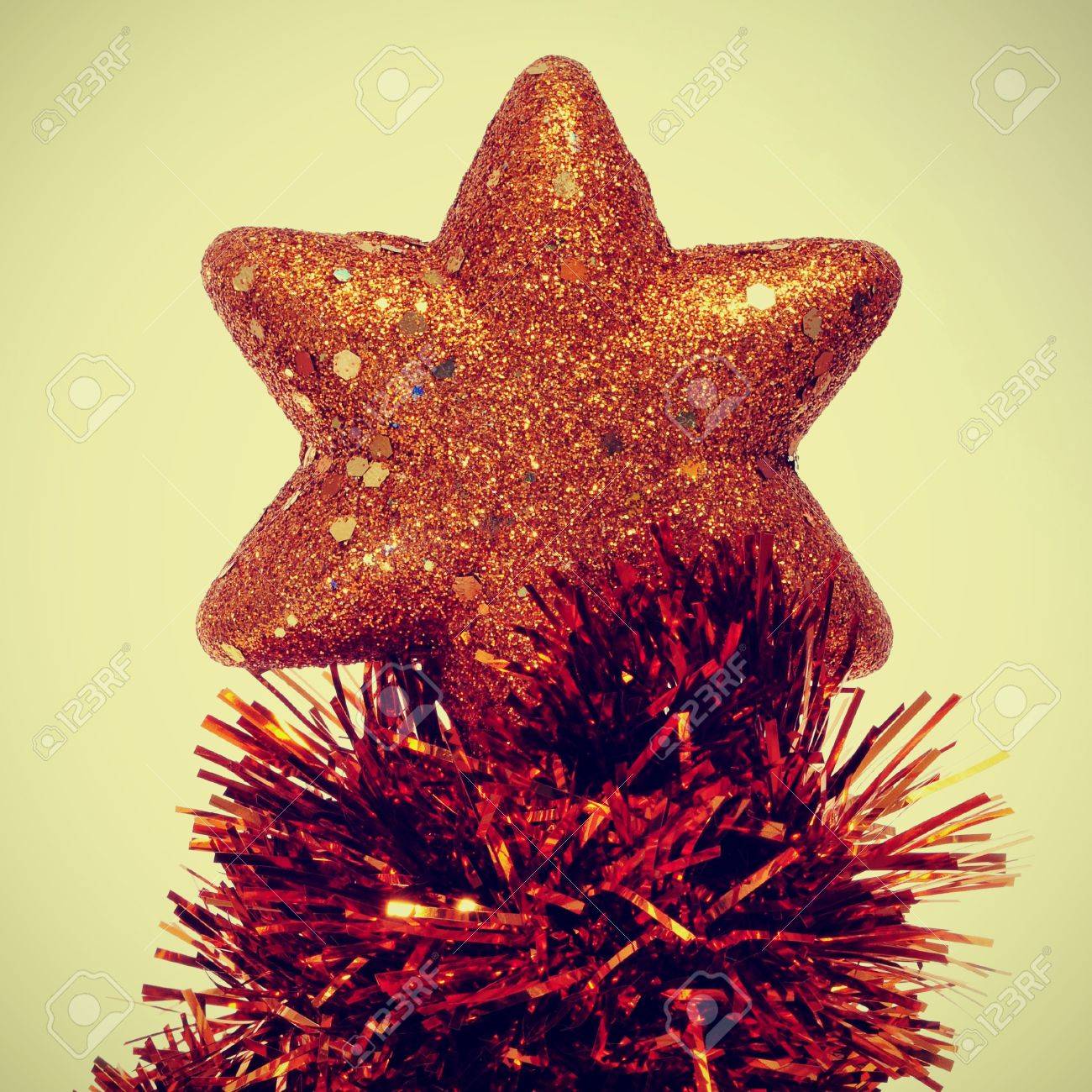 Stella Albero Di Natale Luminosa.Immagini Stock Una Stella Luminosa Sulla Cima Di Un Albero Di Natale Con Canutiglia Un Effetto Retro Image 16169761