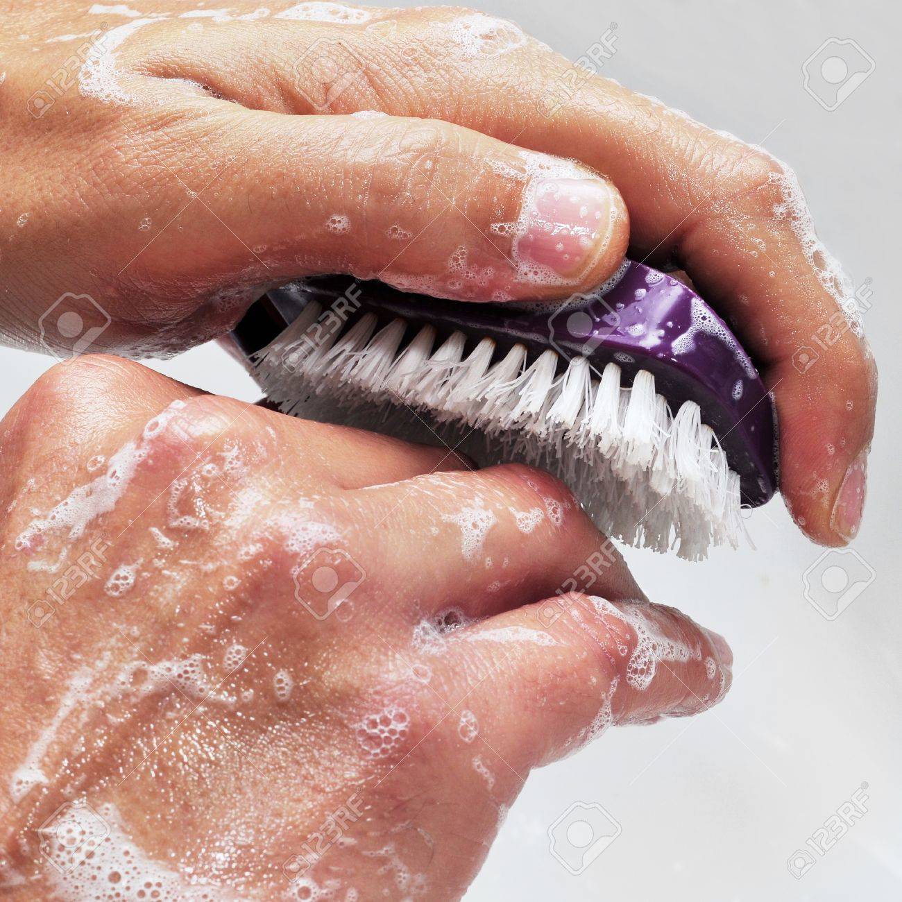 Un Hombre Lavándose Manos Con Jabón Y Un Cepillo De Uñas Fotos, Imágenes Y Fotografía De Libres De Derecho. 16685654.