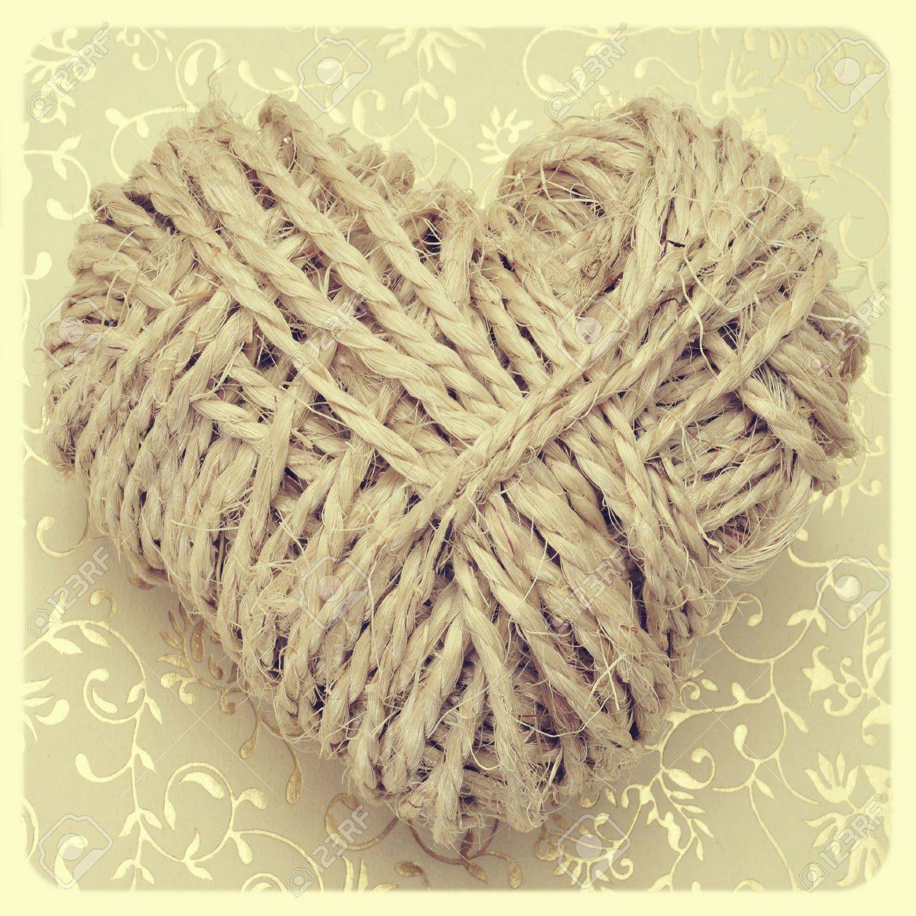 レトロな効果で 織り目加工の背景にロープのコイルをハート の写真素材 画像素材 Image