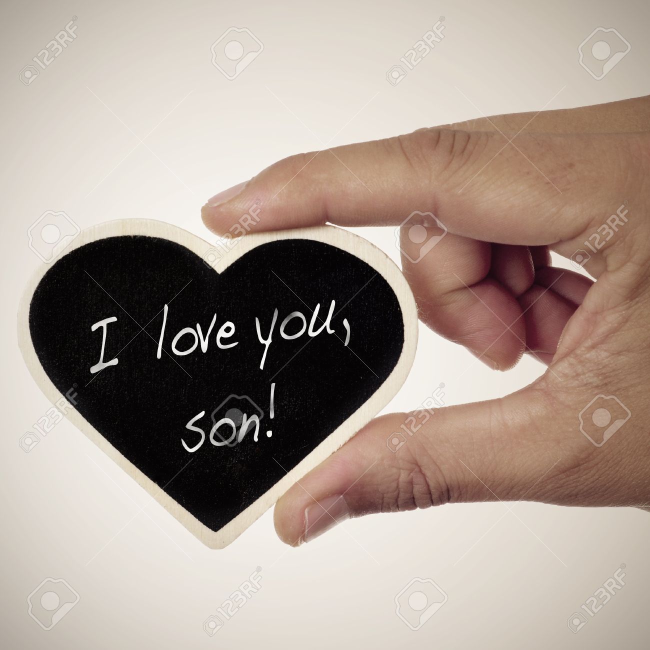 Ein Mann Mit Einem Herzformigen Tafel Mit Dem Satz Ich Liebe Dich Mein Sohn Darin Geschrieben Lizenzfreie Fotos Bilder Und Stock Fotografie Image 21877089