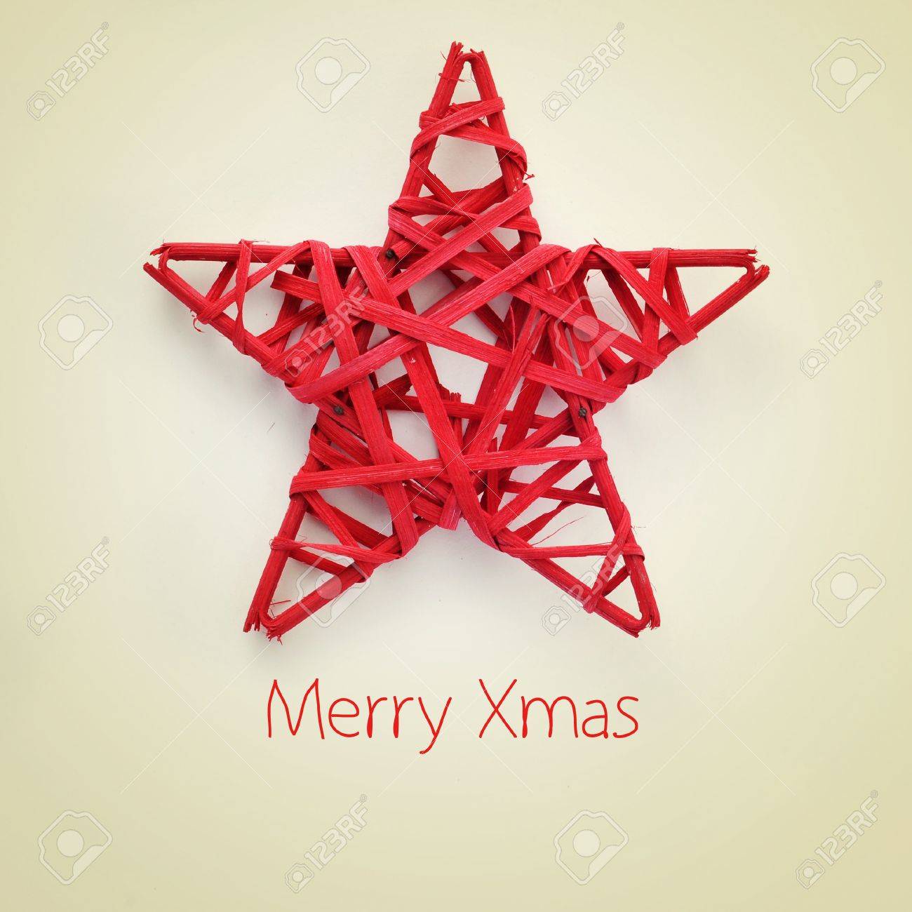 Immagini Stock Una Stella Rossa Di Natale E La Merry Xmas Frase Su Uno Sfondo Beige Con Un Effetto Retro Image