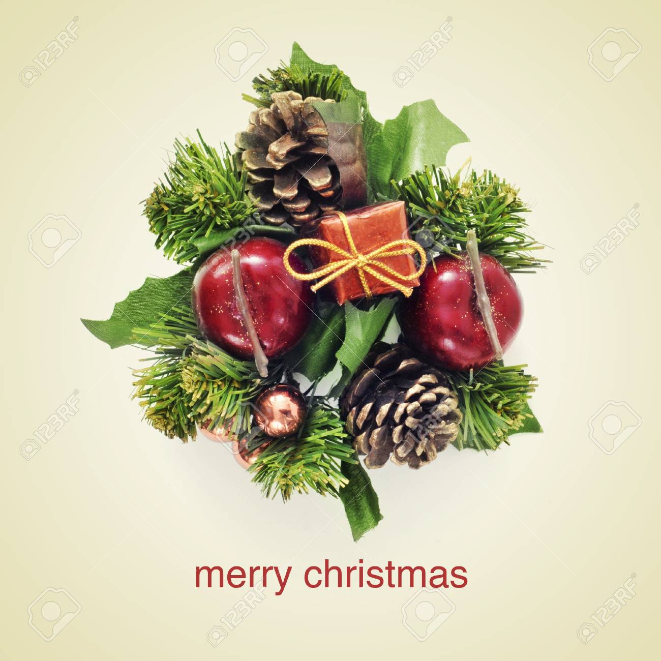 Immagini Stock Una Ghirlanda Di Natale E La Frase Buon Natale Su Un Sfondo Beige Con Un Effetto Retro Image