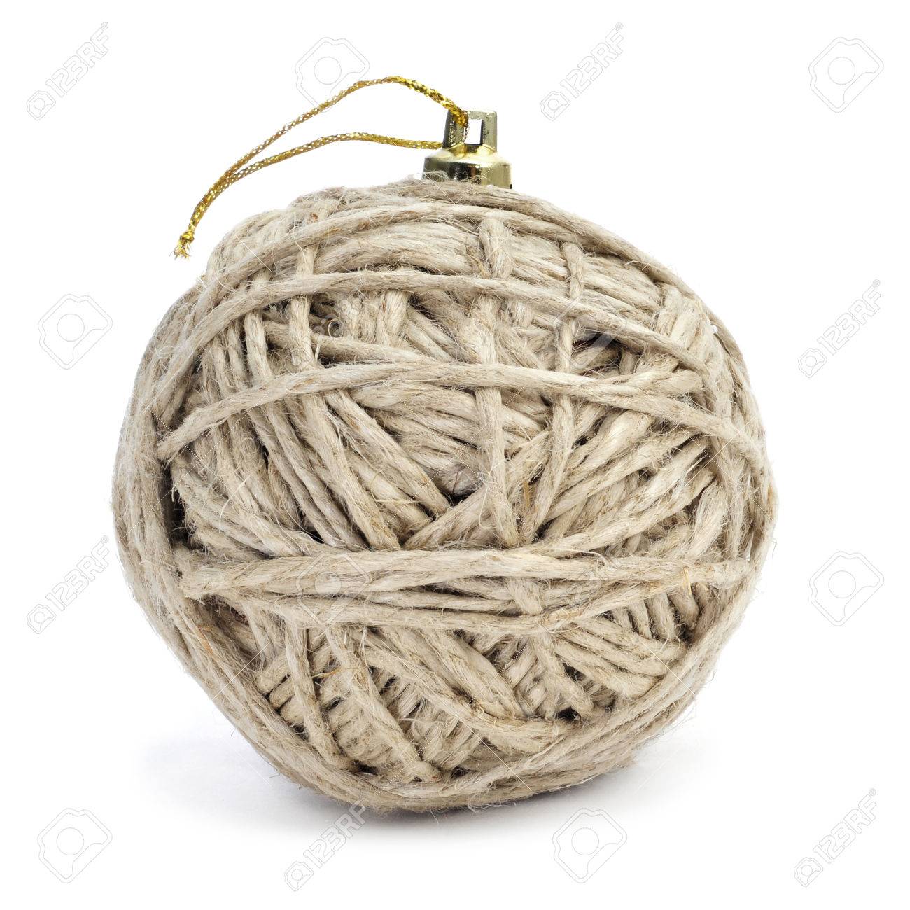 Boule De Noël Faite Avec Une Bobine De Ficelle De Chanvre Sur Un Fond Blanc