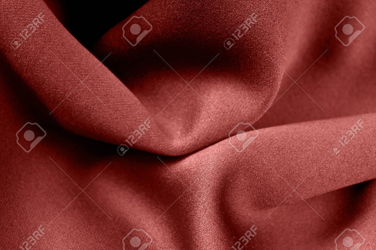 マルサラの色のサテン生地の背景のクローズ アップ の写真素材 画像素材 Image