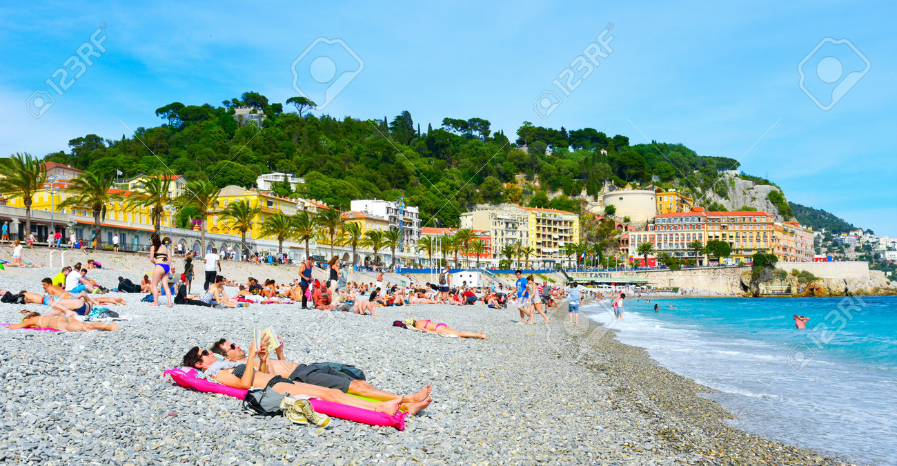Nice France 4 Juin 2017 Les Gens Bronzer Sur La Plage De Nice Sur La Côte Dazur En France à Côté De La Promenade Des Anglais La Célèbre
