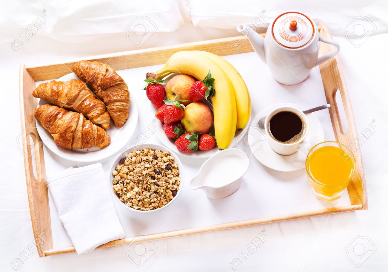 Fruhstuck Im Bett Tablett Mit Kaffee Croissants Musli Und Obst Lizenzfreie Fotos Bilder Und Stock Fotografie Image 40980158