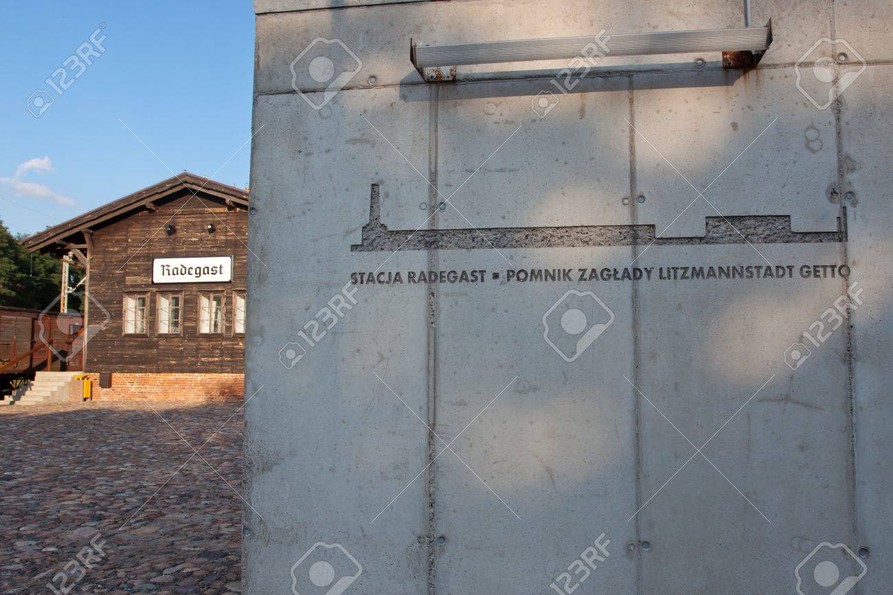 ラジェガスト駅 ウッチからユダヤ戦争の間に死んだ人の記念碑 の写真素材 画像素材 Image