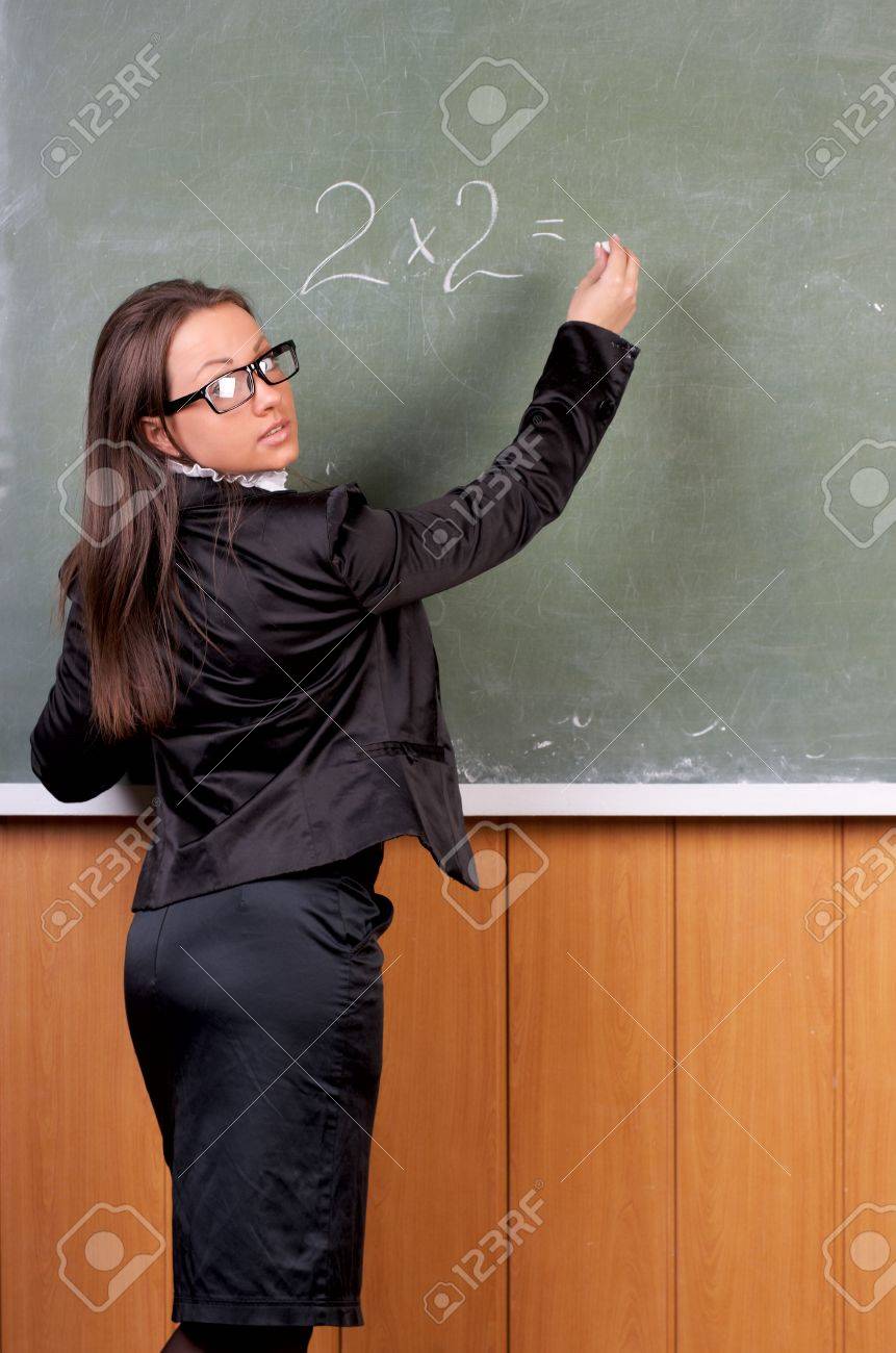 かわいい女教師 教室で黒板に書く の写真素材 画像素材 Image かわいい女教師 教室で黒板に書く の写真素材 画像素材 Image