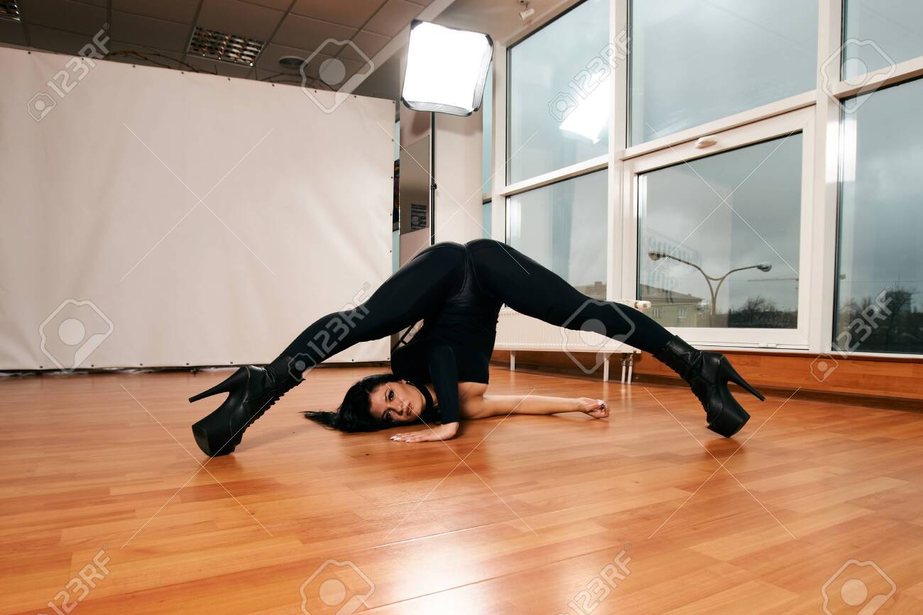 Chica Atractiva Con Una Buena Figura Bailando Strip-plastic En La Clase De  Baile. Baile En El Que Te Desnudas. Tira De Marco Arriba. Deporte. Bailarín De  Barra. Bailarina De Striptease. Mujer Bailando.