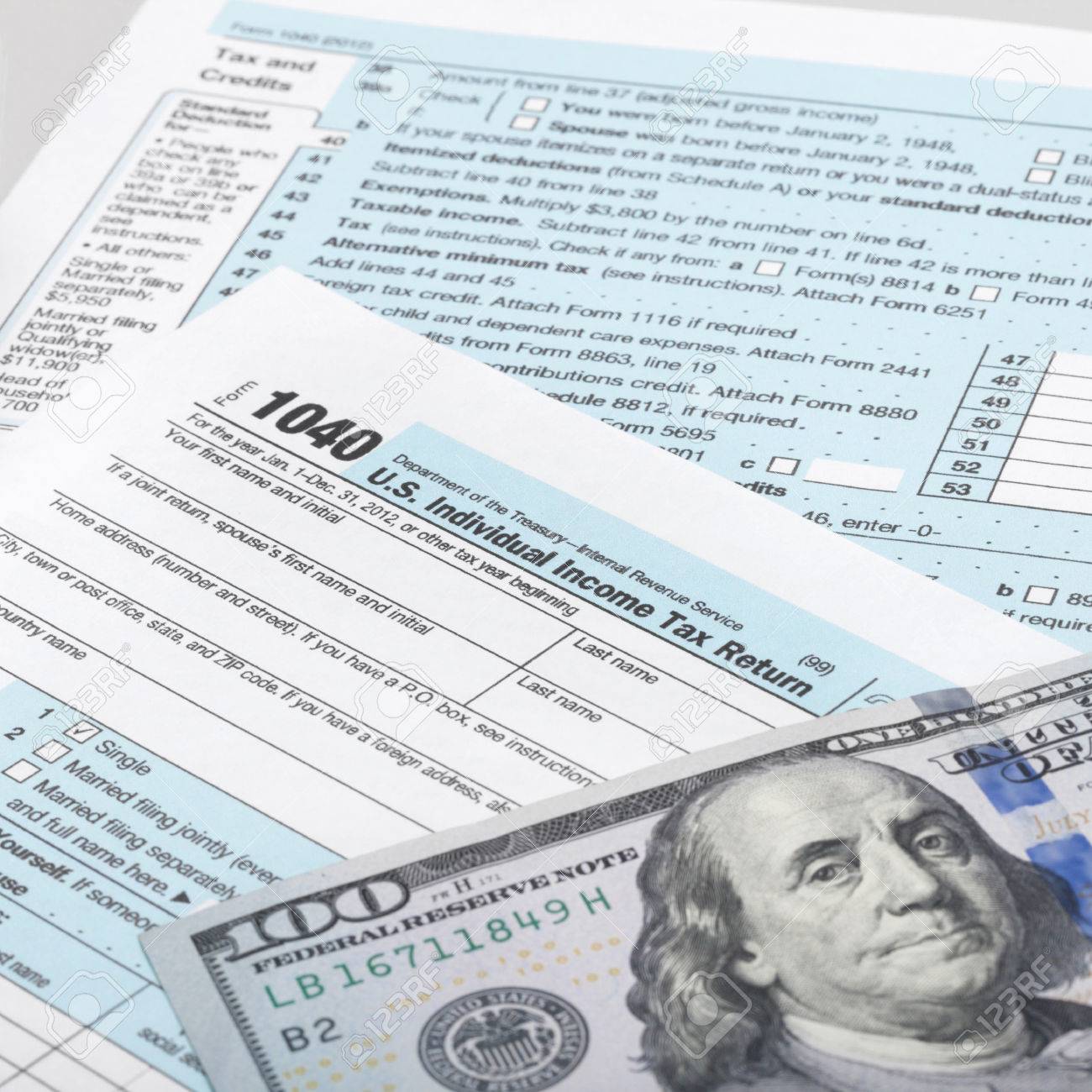 미국 세금 계산서 1040 계산기와 100 달러 지폐 - 1 대 1 비율 로열티 무료 사진, 그림, 이미지 그리고 스톡포토그래피.  Image 30875213