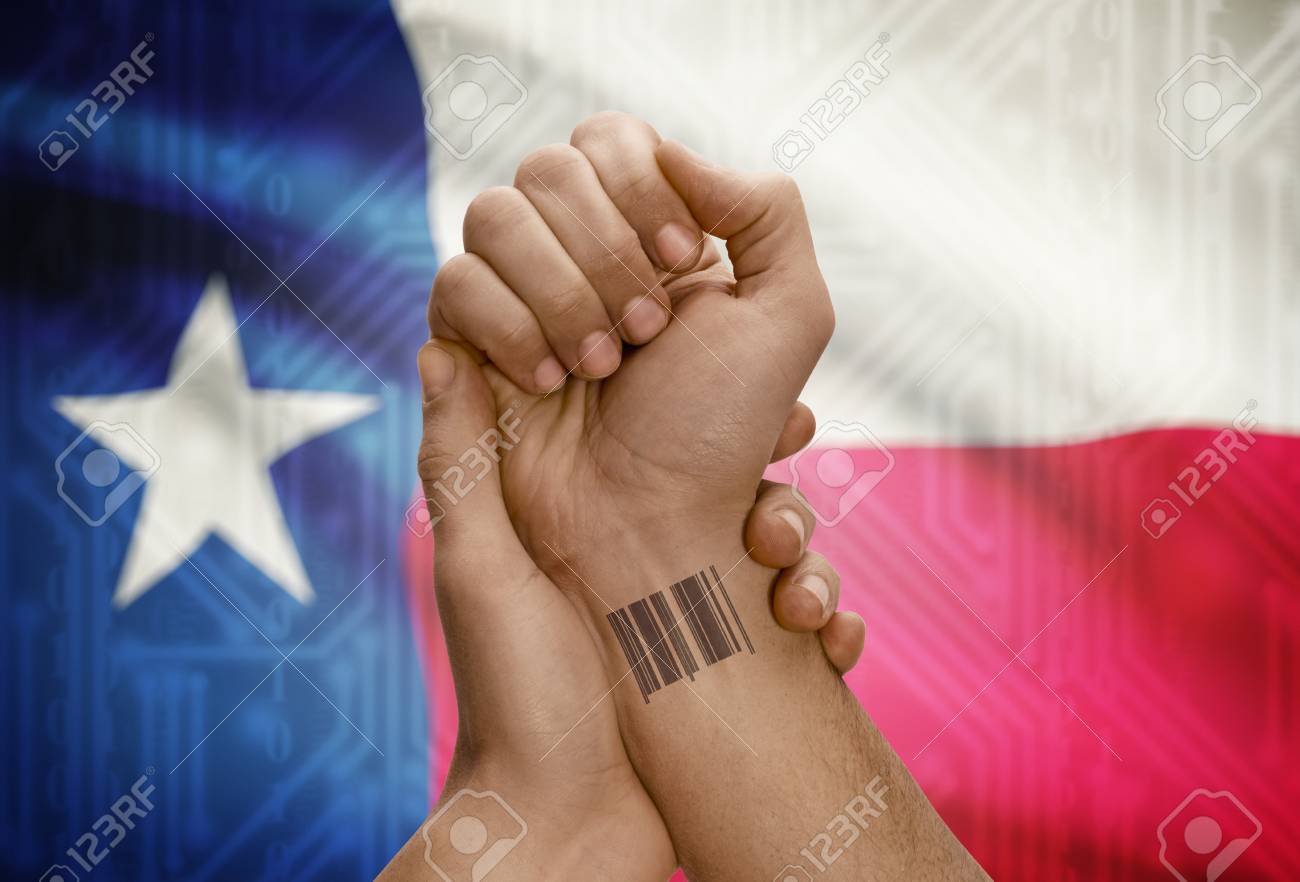 黒い肌の人 アメリカの手首にバーコード Id 番号タトゥー状態に背景に テキサス州旗 の写真素材 画像素材 Image