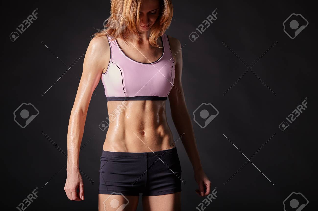 アスレチックの強くて美しい女体。黒の背景。の写真素材・画像素材 Image 73018658