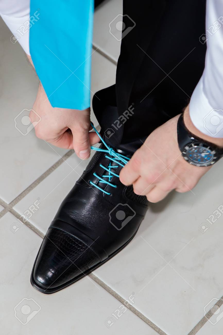 新郎の結婚式の日 靴を履いて ひもを結ぶ の写真素材 画像素材 Image