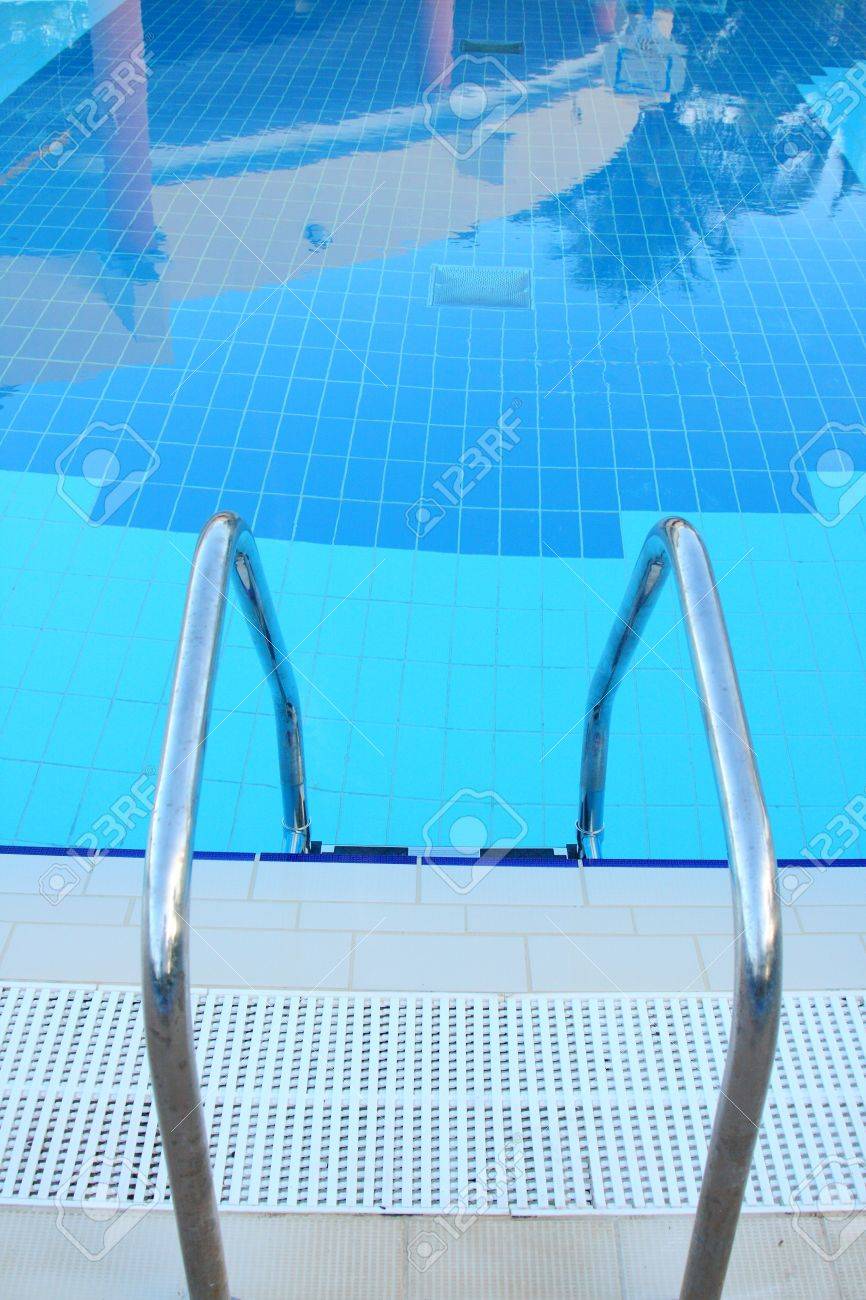 プールにはしご の写真素材 画像素材 Image