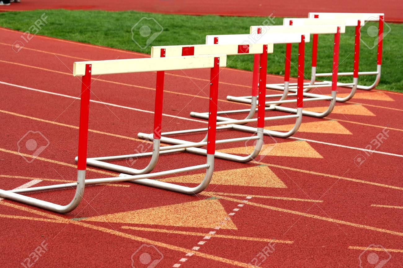 トラック コンペティションのハードル の写真素材 画像素材 Image